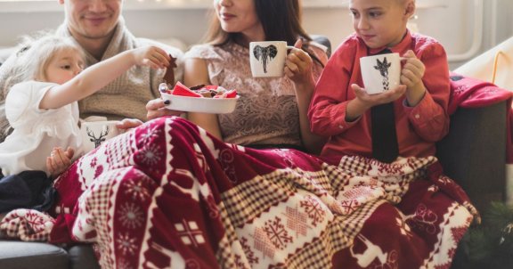 indoor activities for cold weather, family with christmas blanket