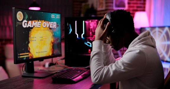 how to stop gaming lag, frustrated gamer, game over