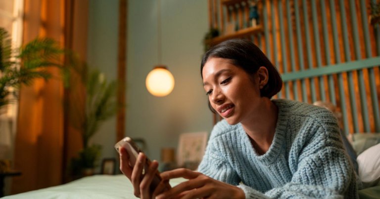 maxxmobile, bundling phone and internet, woman on phone